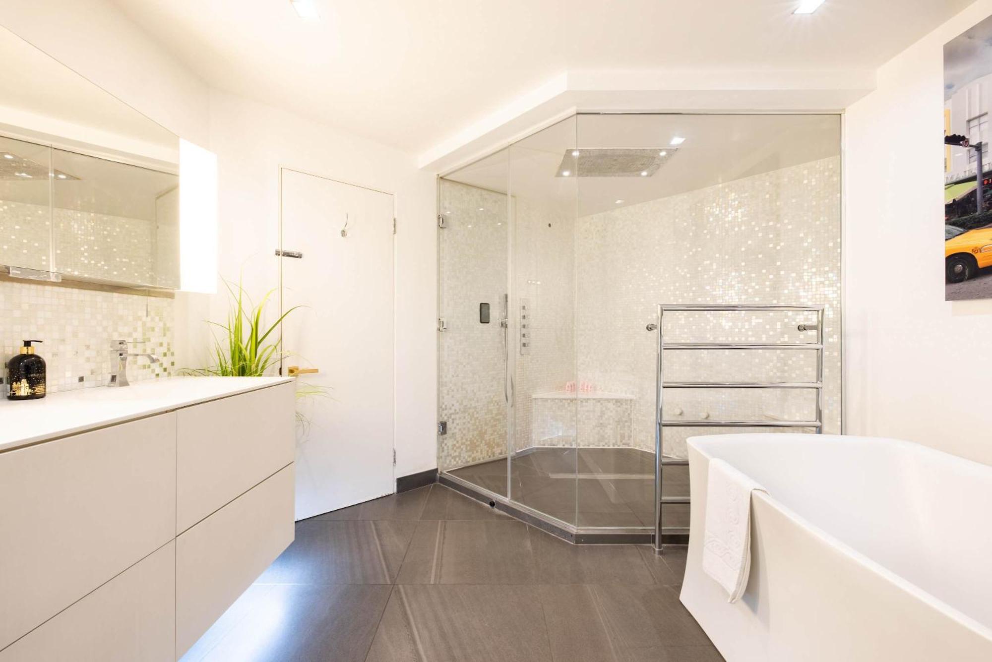 Amazingly Luxurious Loft Apartment, Soho - 3 Bedrooms, 2 Bath & Office