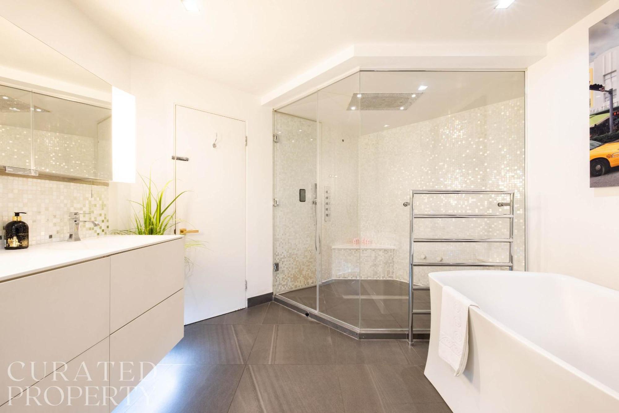 Amazingly Luxurious Loft Apartment, Soho - 3 Bedrooms, 2 Bath & Office Apartment *