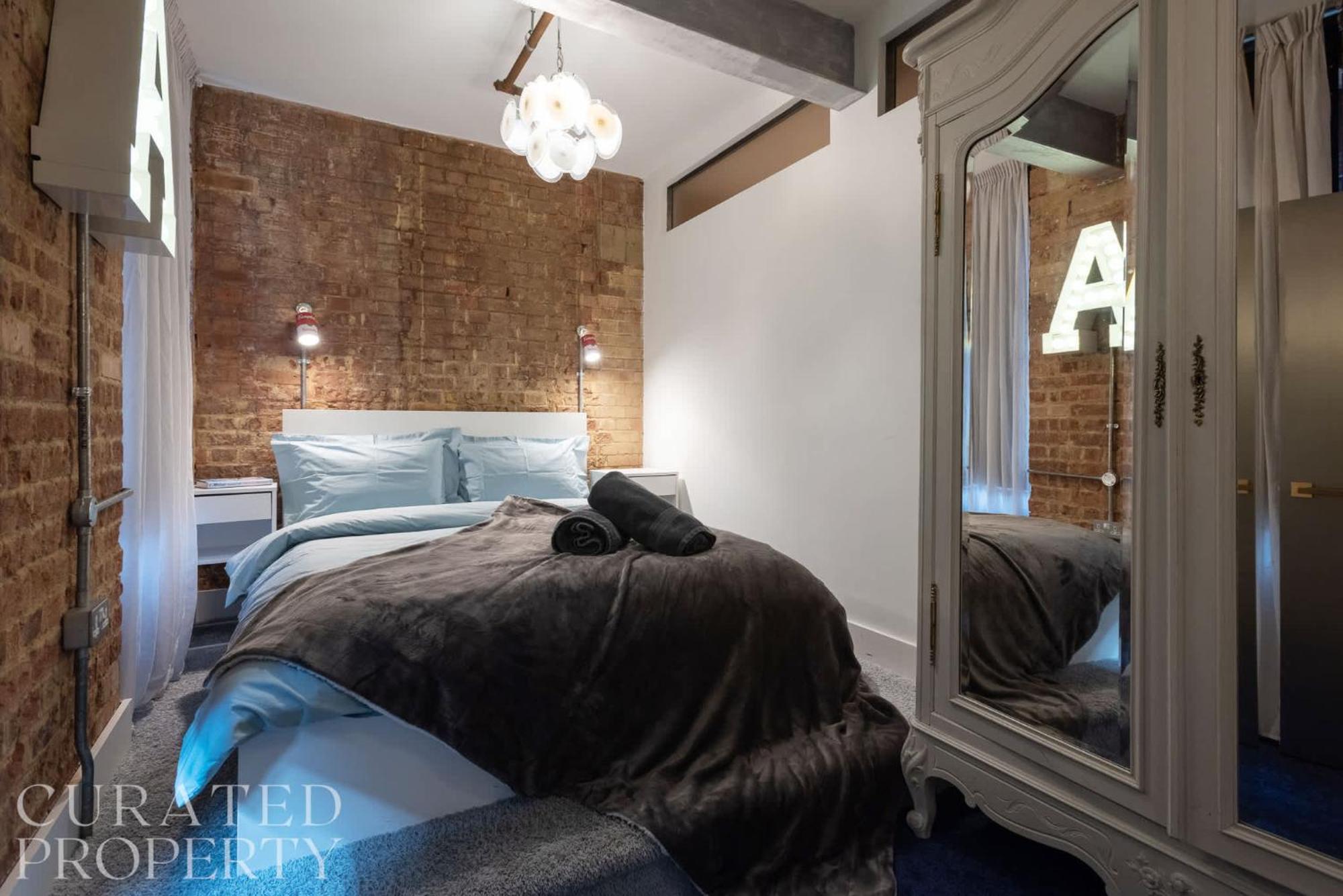 Amazingly Luxurious Loft Apartment, Soho - 3 Bedrooms, 2 Bath & Office Apartment
